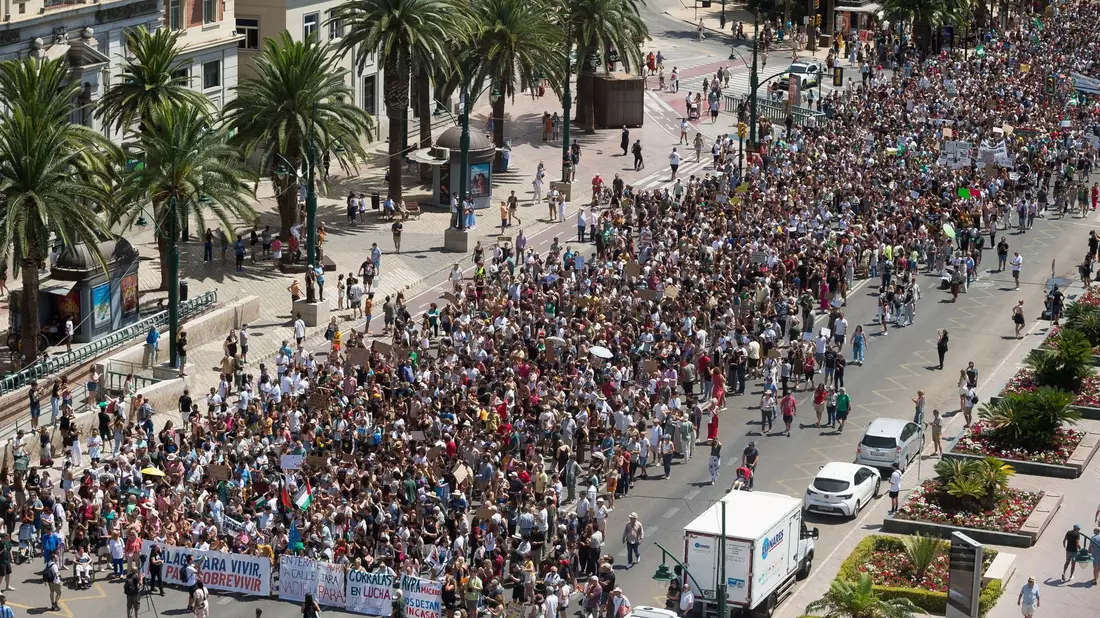 Tausende Menschen demonstrieren in Málaga gegen Massentourismus und hohe Mieten. - Bild: Jesus Merida/SOPA Images via ZUMA Press Wire/dpa