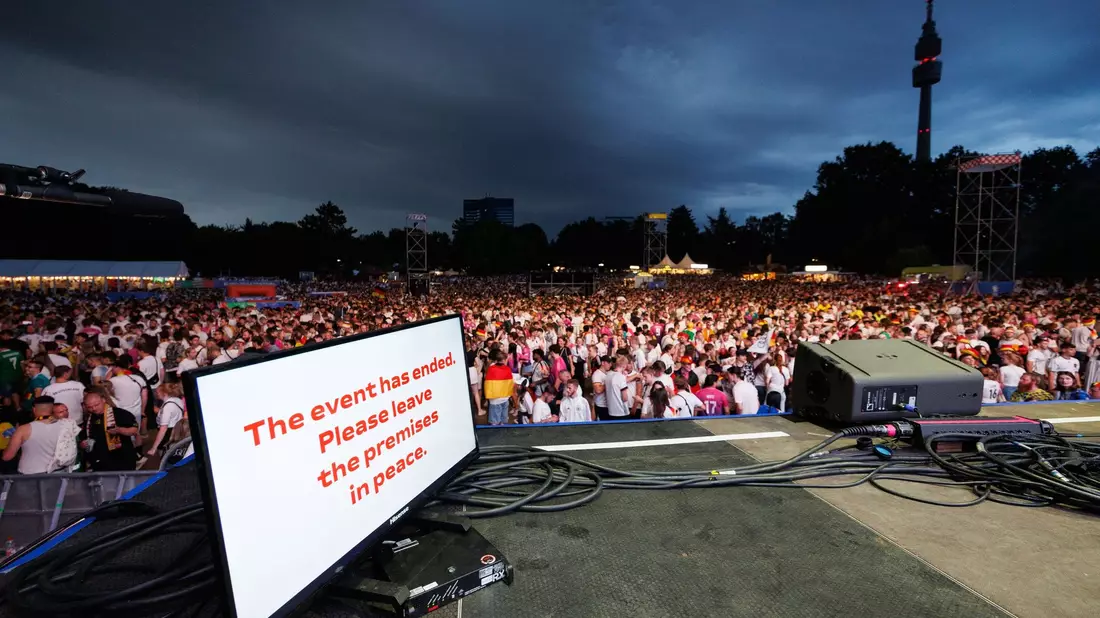 Beim Fanfest in Dortmund wurde die TV-Übertragung wegen des Unwetters beendet. - Bild: Friso Gentsch/dpa