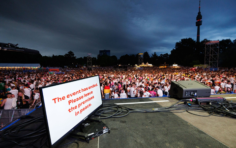Beim Fanfest in Dortmund wurde die TV-Übertragung wegen des Unwetters beendet. - Foto: Friso Gentsch/dpa