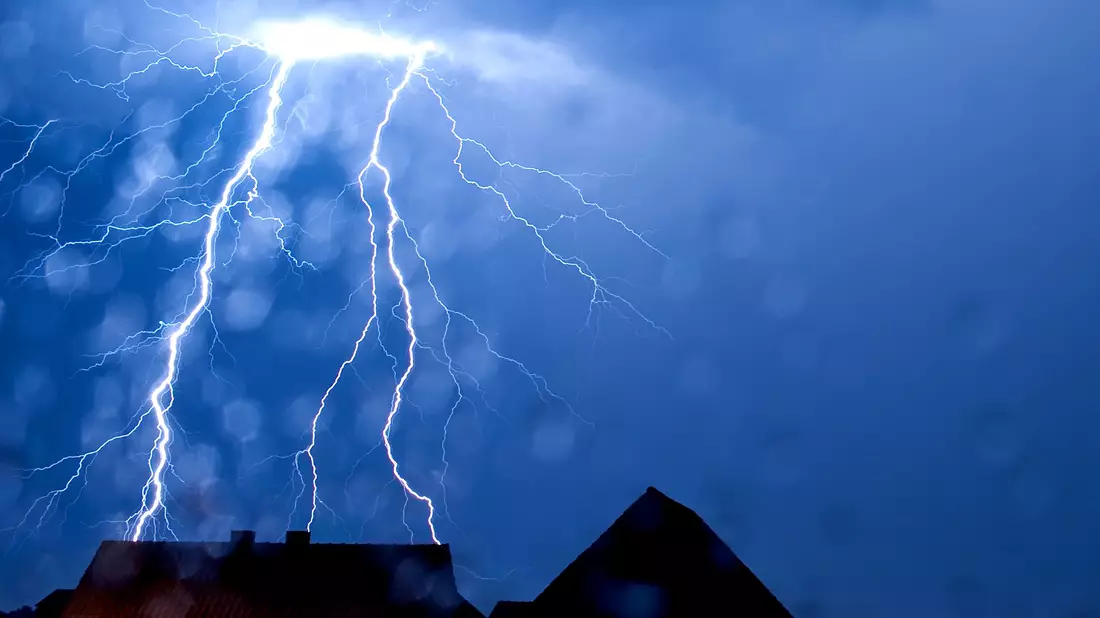 Ein Blitz schlägt ein in Nordrhein-Westfalen. - Bild: Thomas Rensinghoff/dpa