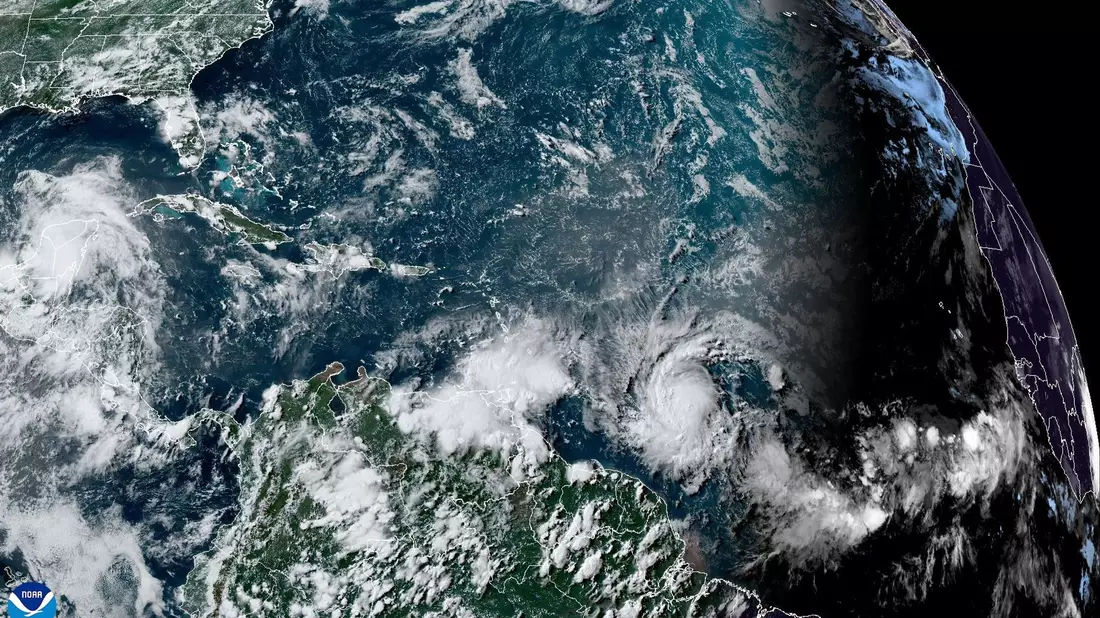 Das Satellitenbild der National Oceanic and Atmospheric Administration (NOAA) zeigt den Hurrikan Beryl. - Bild: -/National Oceanic and Atmospheric Administration via AP/dpa