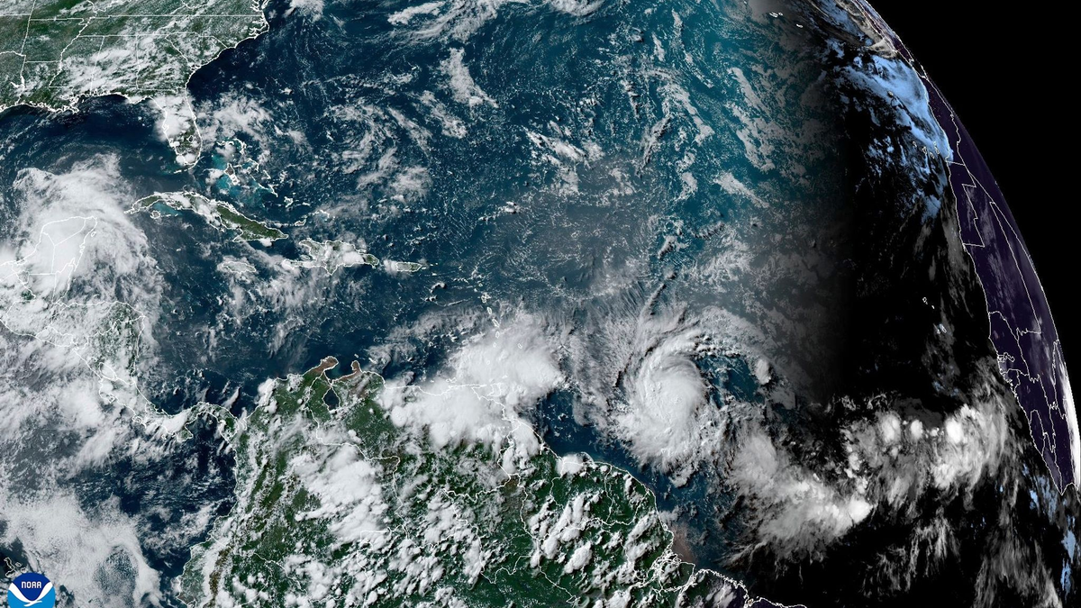 Dieses Satellitenbild der National Oceanic and Atmospheric Administration (NOAA)zeigt den Hurrikan Beryl. - Foto: -/National Oceanic and Atmospheric Administration via AP/dpa