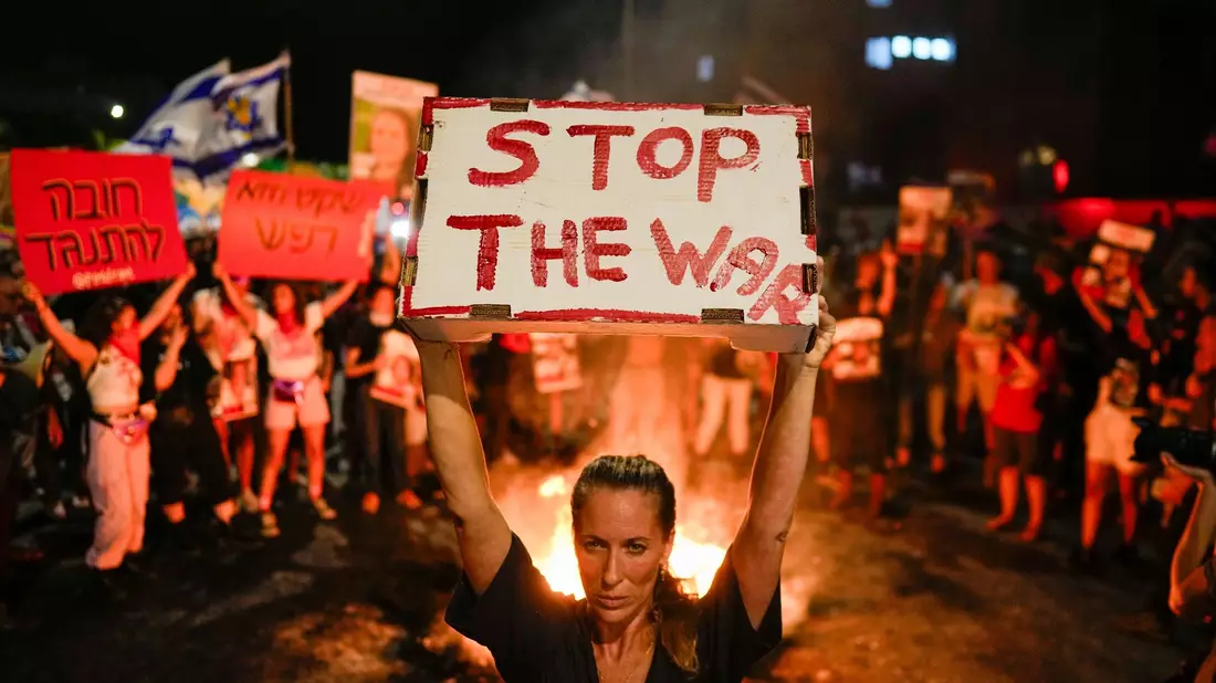 Menschen protestieren gegen die Regierung des israelischen Premierministers Netanjahu und fordern die Freilassung von Geiseln, die im Gazastreifen von der palästinensischen Hamas festgehalten werden. - Bild: Ohad Zwigenberg/AP/dpa