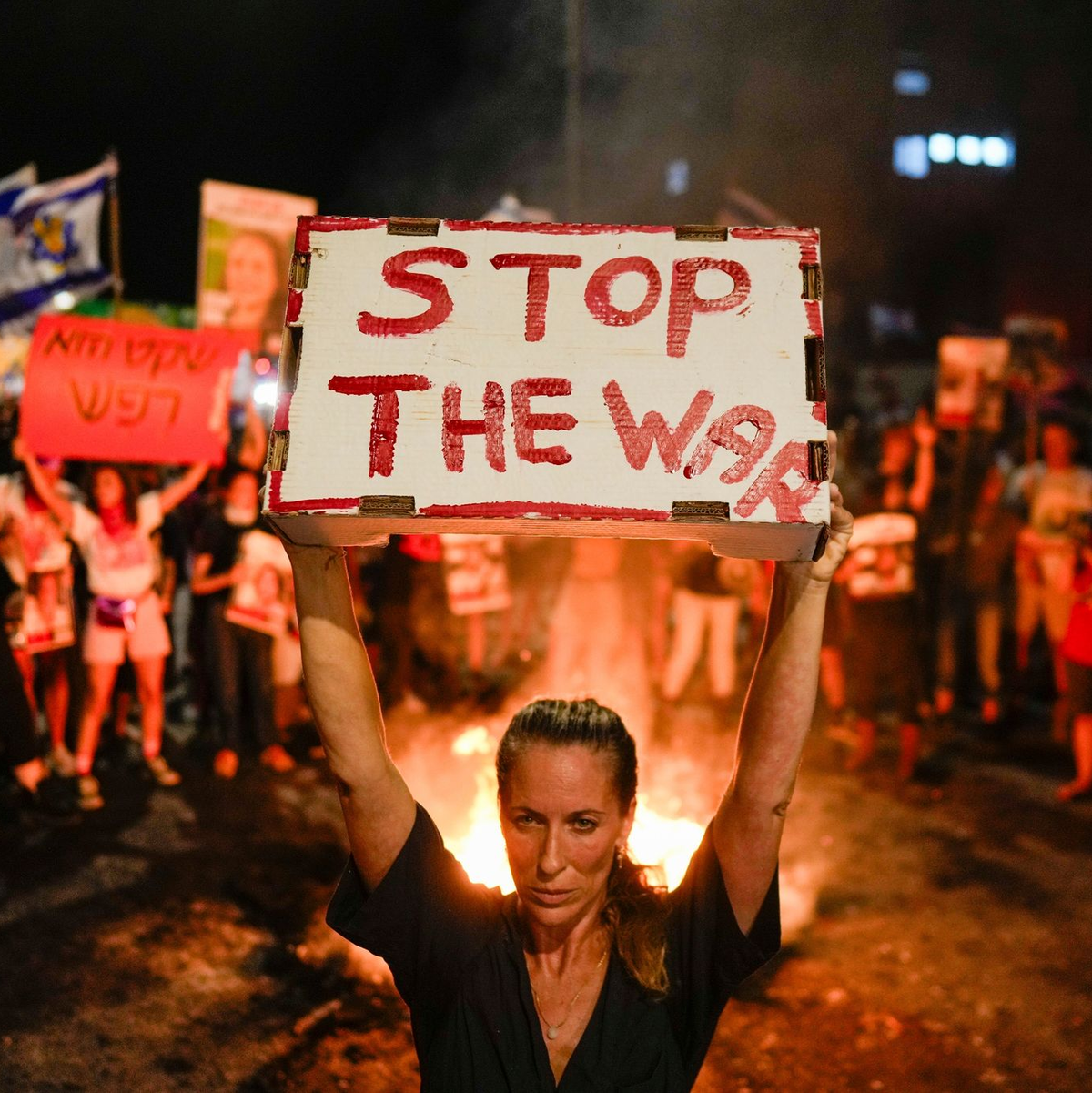 Bei einer Demonstration in Israel haben nach Angaben der Organisatoren Hunderttausende Menschen ein Ende des Gaza-Krieges und die Freilassung der Geiseln gefordert.  - Foto: Ohad Zwigenberg/AP/dpa