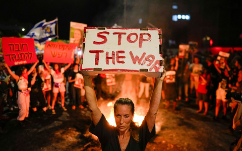 Menschen protestieren gegen die Regierung des israelischen Premierministers Netanjahu und fordern die Freilassung von Geiseln, die im Gazastreifen von der palästinensischen Hamas festgehalten werden. - Foto: Ohad Zwigenberg/AP/dpa