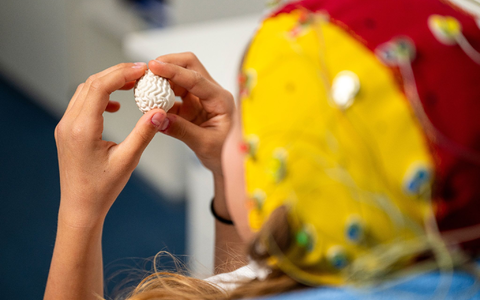 Gedankenlesen mit einem EEG ist laut Experten bislang nur begrenzt möglich. - Foto: Jacob Schröter/dpa Gedankenlesen mit einem EEG ist laut Experten bislang nur begrenzt möglich. - Foto: Jacob Schröter/dpa