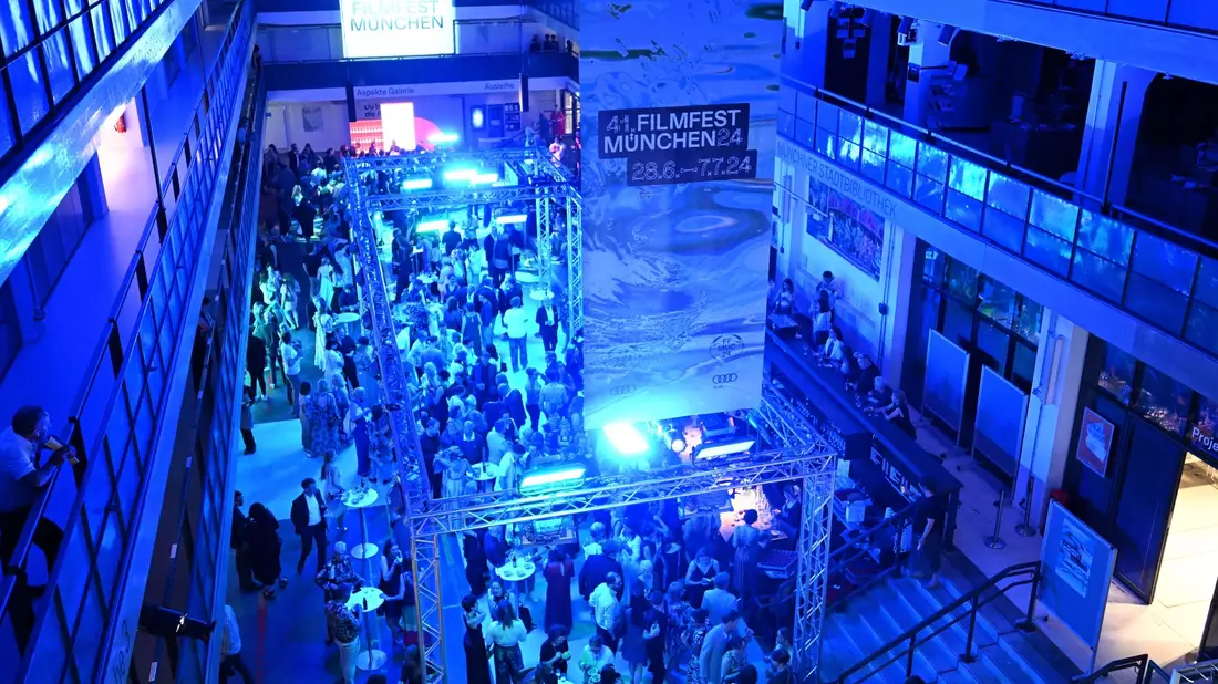 Gäste feiern nach der Eröffnungsgala in der Isarphilharmonie im Rahmen des Filmfests München. - Bild: Felix Hörhager/dpa