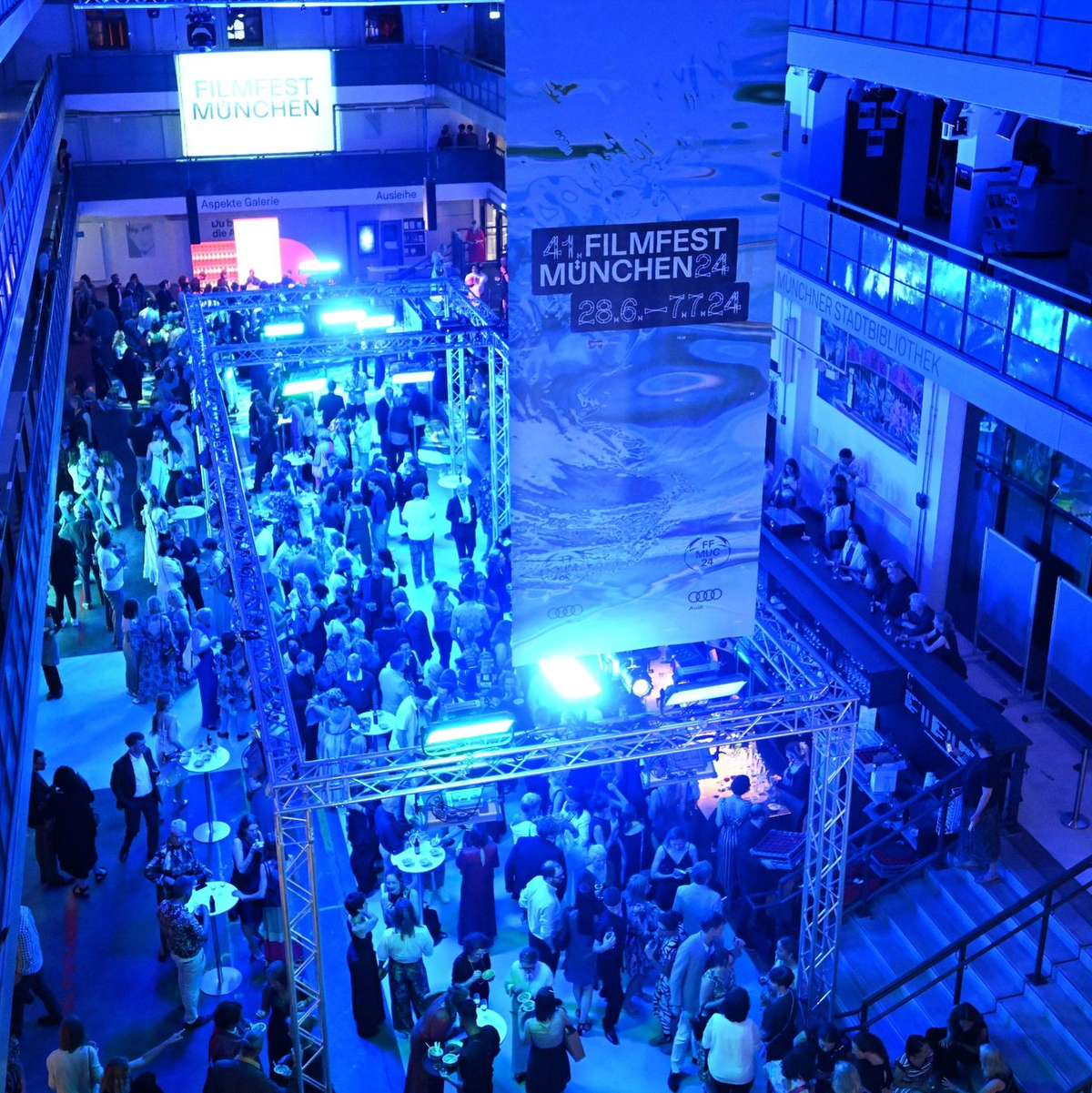 Gäste feiern nach der Eröffnungsgala in der Isarphilharmonie im Rahmen des Filmfests München. - Foto: Felix Hörhager/dpa