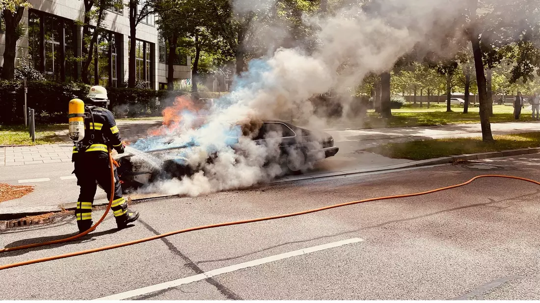 FW-M: Jaguar durch Feuer zerstört (Sendling-Westpark) - Bild: presseportal.de