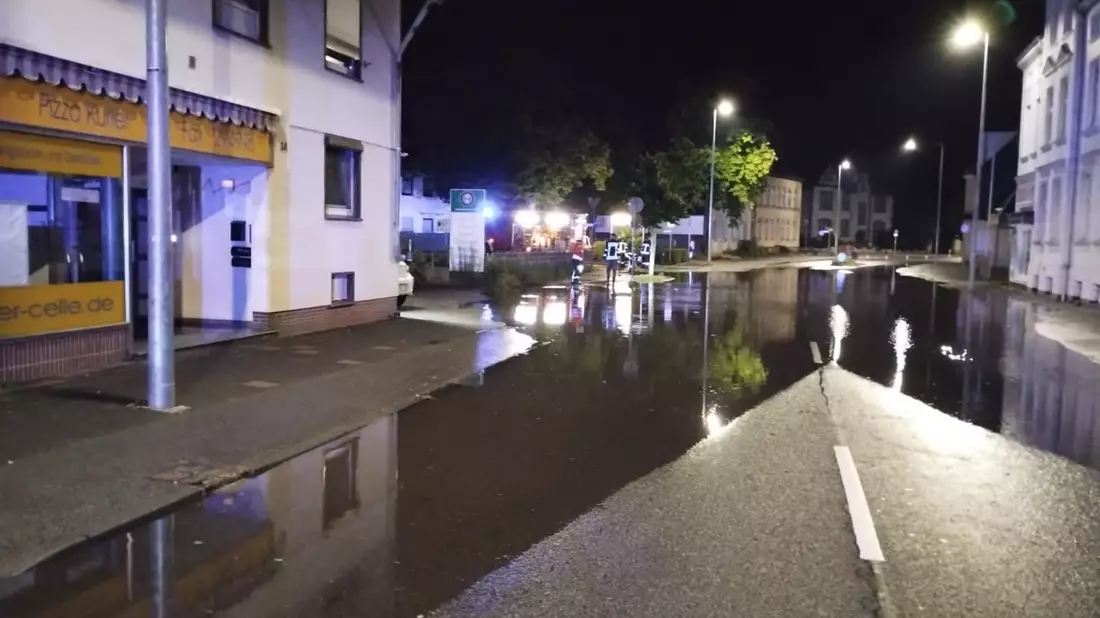 FW Celle: Starkregen, Brandgeruch, Wasserrohrbruch und eine Schlange fordern Celler Feuerwehr in der Nacht! - Bild: presseportal.de