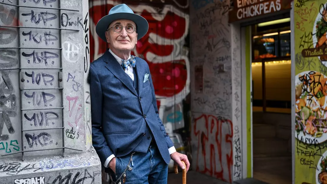 Der 79-jährige Influencer Günther Krabbenhöft. - Bild: Britta Pedersen/dpa