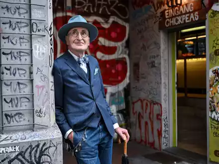 Der 79-jährige Influencer Günther Krabbenhöft. - Foto: Britta Pedersen/dpa