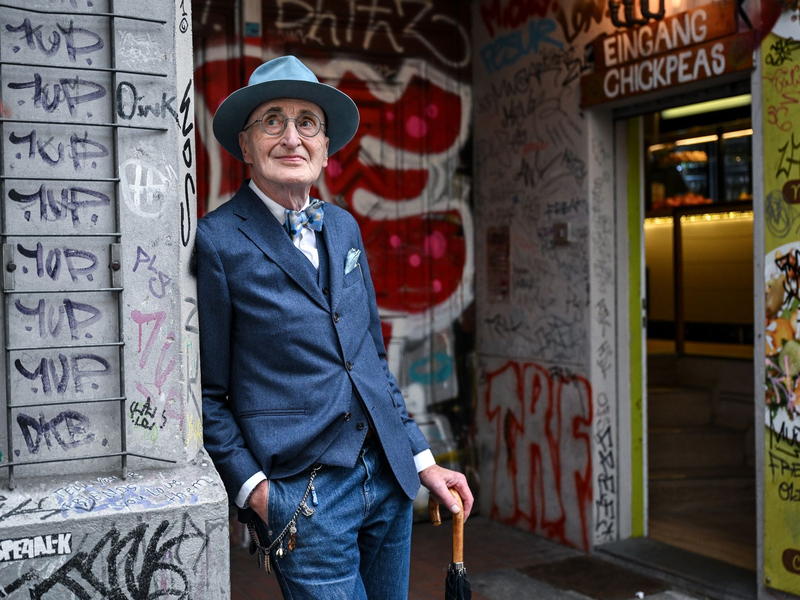Der 79-jährige Influencer Günther Krabbenhöft. - Foto: Britta Pedersen/dpa