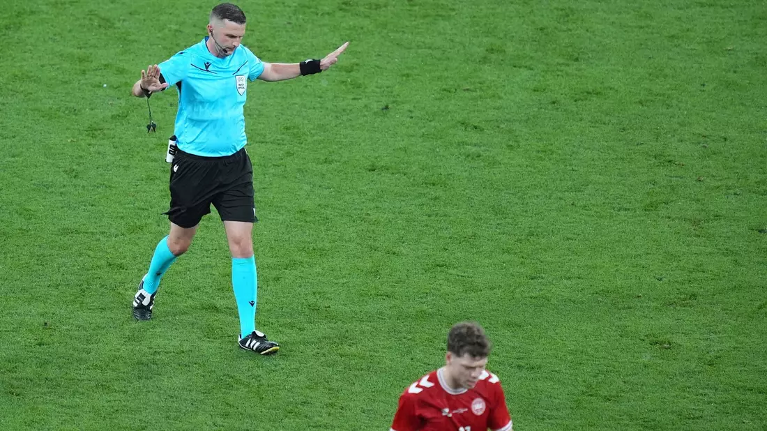 Schiedsrichter Michael Oliver hatte viel mit dem VAR zu tun. - Bild: Marcus Brandt/dpa