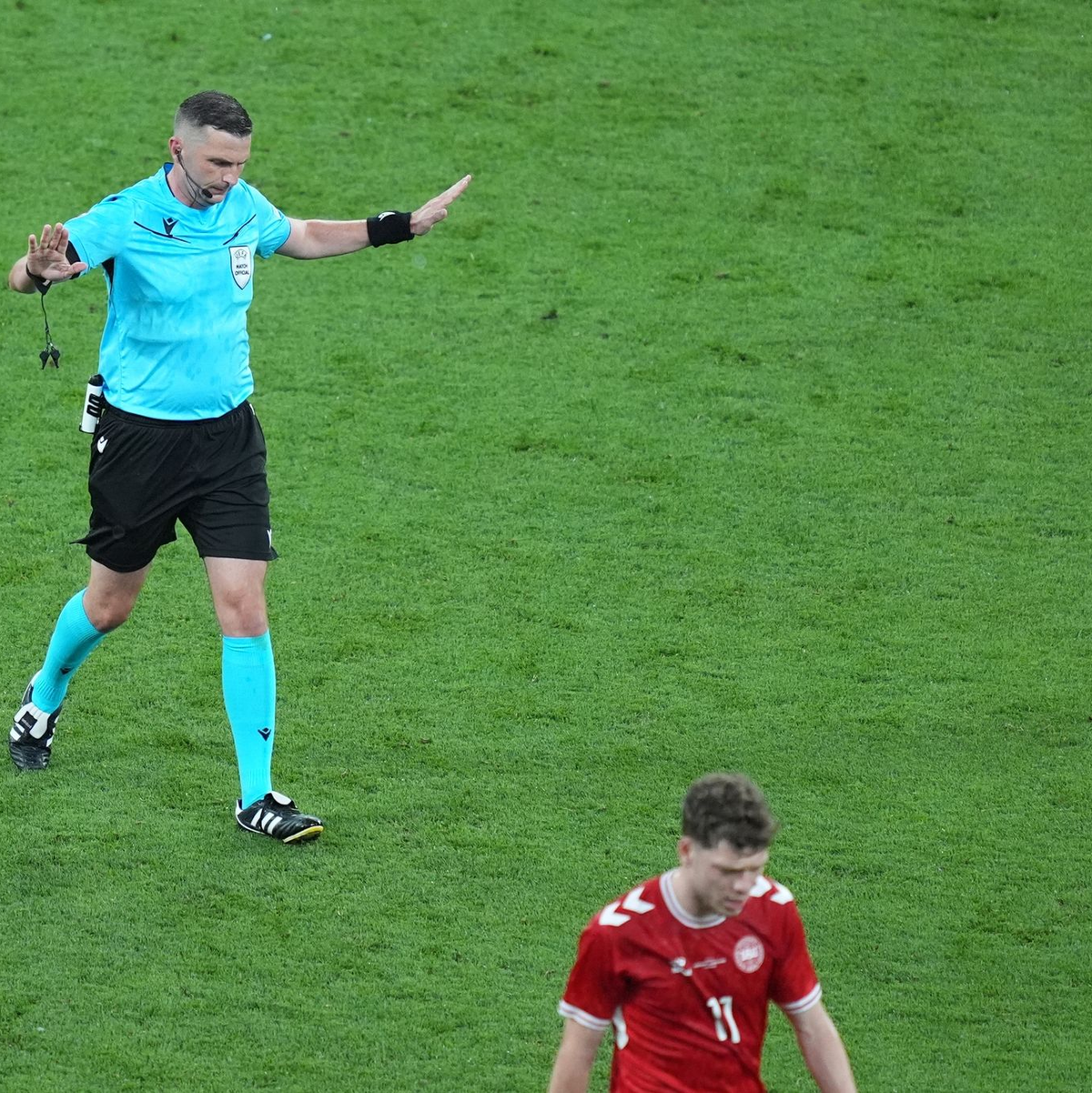 Schiedsrichter Michael Oliver hatte viel mit dem VAR zu tun. - Foto: Marcus Brandt/dpa