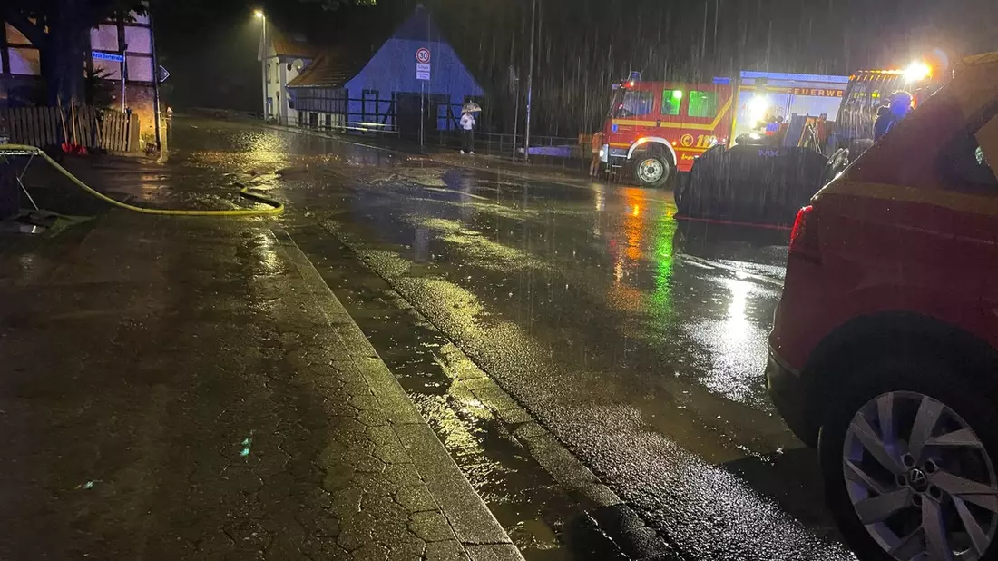 FF Bad Salzuflen: Starkregen beschädigt Gebäude und überflutet Straßen in Wüsten / Feuerwehr ist mit 130 Einsatzkräften im Dauereinsatz - Bild: presseportal.de