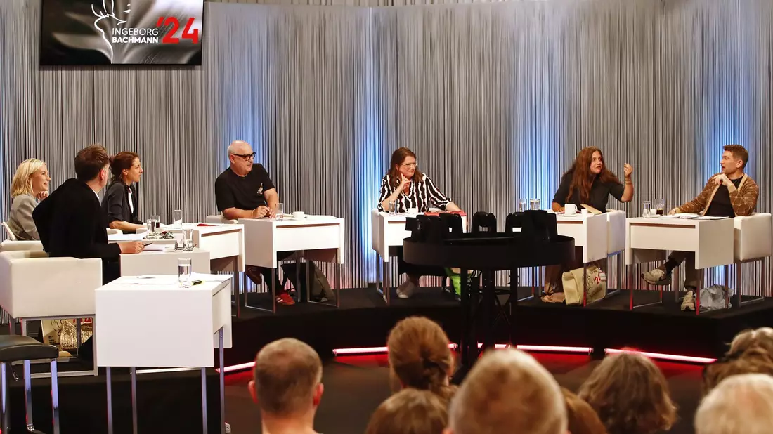 Die Jury diskutiert bei dem renommierten Literaturwettbewerb in Klagenfurt. - Bild: Gerd Eggenberger/APA/dpa