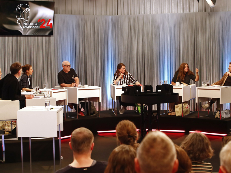 Die Jury diskutiert bei dem renommierten Literaturwettbewerb in Klagenfurt. - Foto: Gerd Eggenberger/APA/dpa