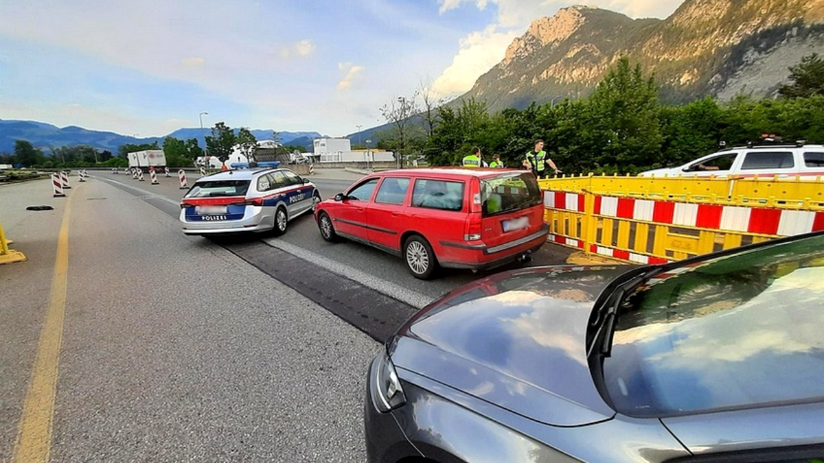 Bundespolizeidirektion München: Im letzten Moment ausgewichen / Bundespolizist beinahe von Fluchtwagen erfasst - Foto: presseportal.de
