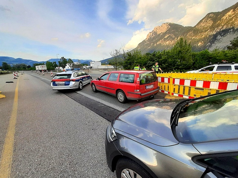 Bundespolizeidirektion München: Im letzten Moment ausgewichen / Bundespolizist beinahe von Fluchtwagen erfasst - Foto: presseportal.de