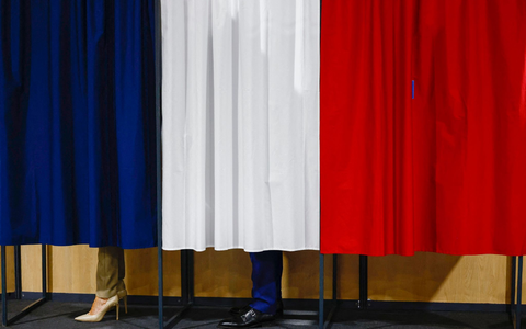 Der französische Präsident Emmanuel Macron und seine Frau Brigitte Macron stehen vor der Stimmabgabe in der Wahlkabine. - Foto: Yara Nardi/Reuters Pool/AP/dpa Der französische Präsident Emmanuel Macron und seine Frau Brigitte Macron stehen vor der Stimmabgabe in der Wahlkabine. - Foto: Yara Nardi/Reuters Pool/AP/dpa