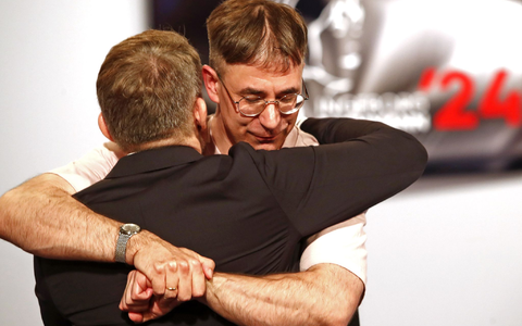 Tijan Sila (hinten) hat den Ingeborg-Bachmann-Preis 2024 gewonnen. - Foto: Gert Eggenberger/APA/dpa