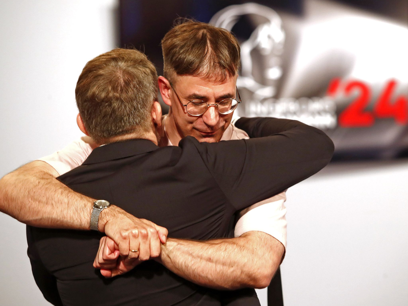 Tijan Sila (hinten) hat den Ingeborg-Bachmann-Preis 2024 gewonnen. - Foto: Gert Eggenberger/APA/dpa