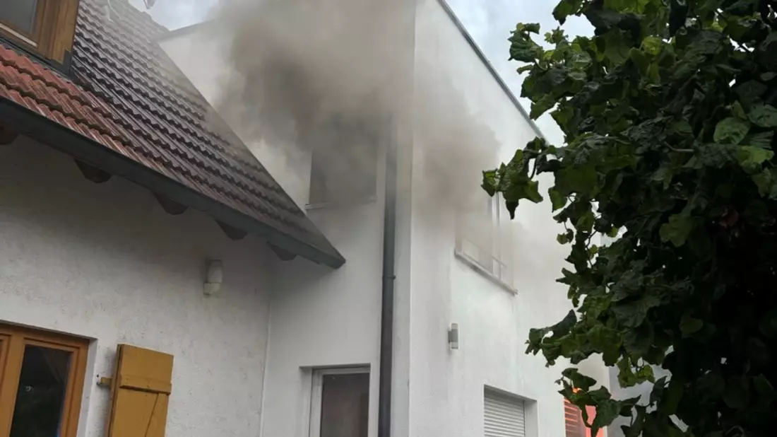 FW-OG: Anbau eines Wohnhauses ausgebrannt, ein Feuerwehrmann leicht verletzt. - Bild: presseportal.de