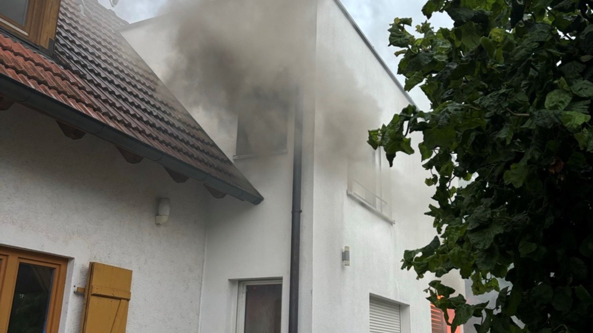 FW-OG: Anbau eines Wohnhauses ausgebrannt, ein Feuerwehrmann leicht verletzt. - Foto: presseportal.de