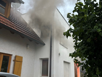 FW-OG: Anbau eines Wohnhauses ausgebrannt, ein Feuerwehrmann leicht verletzt. - Foto: presseportal.de