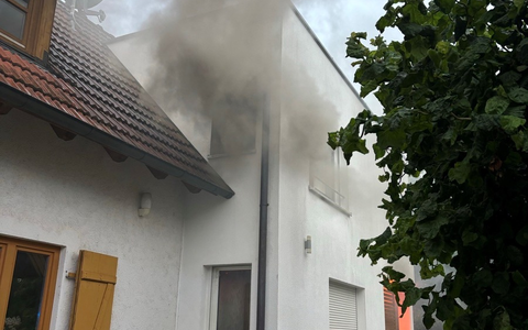 FW-OG: Anbau eines Wohnhauses ausgebrannt, ein Feuerwehrmann leicht verletzt. - Foto: presseportal.de FW-OG: Anbau eines Wohnhauses ausgebrannt, ein Feuerwehrmann leicht verletzt. - Foto: presseportal.de