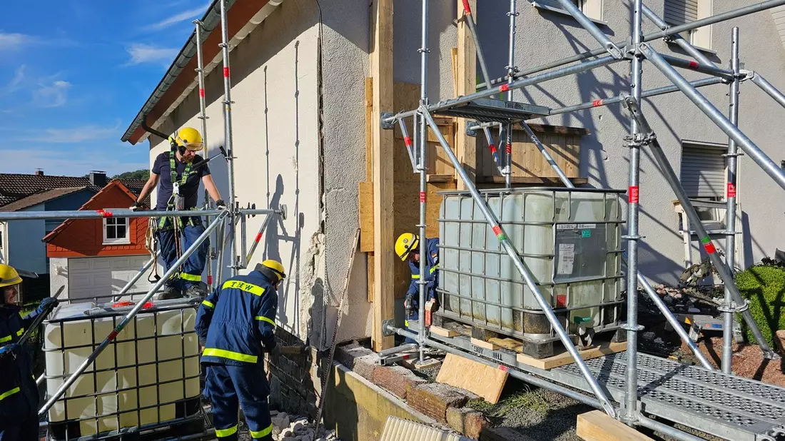 FW-AR: Transporter fährt in Wohngebäude - Bild: presseportal.de