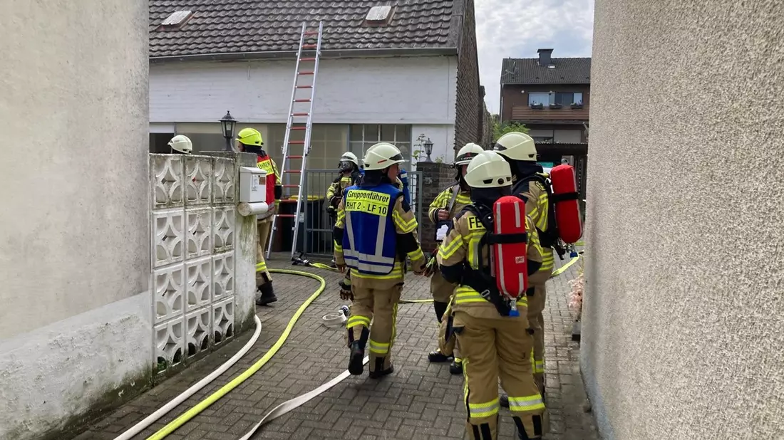 FW Rheurdt: Feuerwehr löscht Küchenbrand im Rheurdter Ortskern - vier Leichtverletzte - Bild: presseportal.de