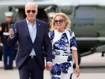 Joe Biden und seine Ehefrau Jill - die First Lady hat in den vergangenen Tagen demonstrativ ihre Unterstützung für den US-Präsidenten gezeigt.  - Foto: Evan Vucci/AP/dpa