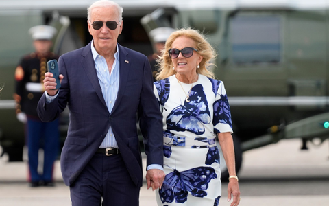 Joe Biden und seine Ehefrau Jill - die First Lady hat in den vergangenen Tagen demonstrativ ihre Unterstützung für den US-Präsidenten gezeigt.  - Foto: Evan Vucci/AP/dpa