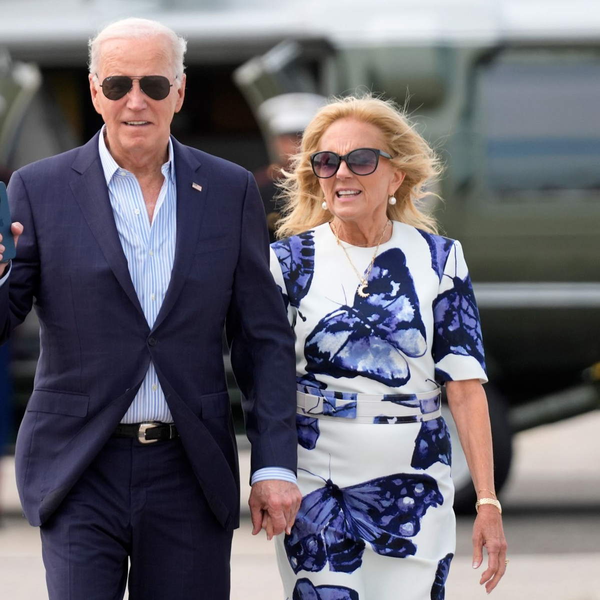 US-Präsident Joe Biden und First Lady Jill Biden kommen mit der Marine One am East Hampton Airport an. - Foto: Evan Vucci/AP/dpa