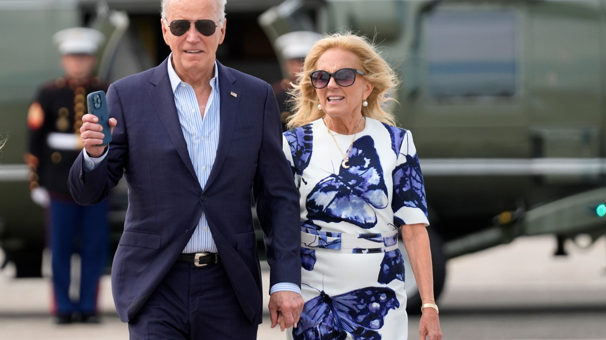 US-Präsident Joe Biden und First Lady Jill Biden kommen mit der Marine One am East Hampton Airport an. - Foto: Evan Vucci/AP/dpa