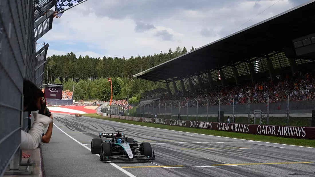 Mercedes-Pilot George Russell fährt in Spielberg als Erster über die Ziellinie. - Bild: Christian Bruna/Pool AP/dpa