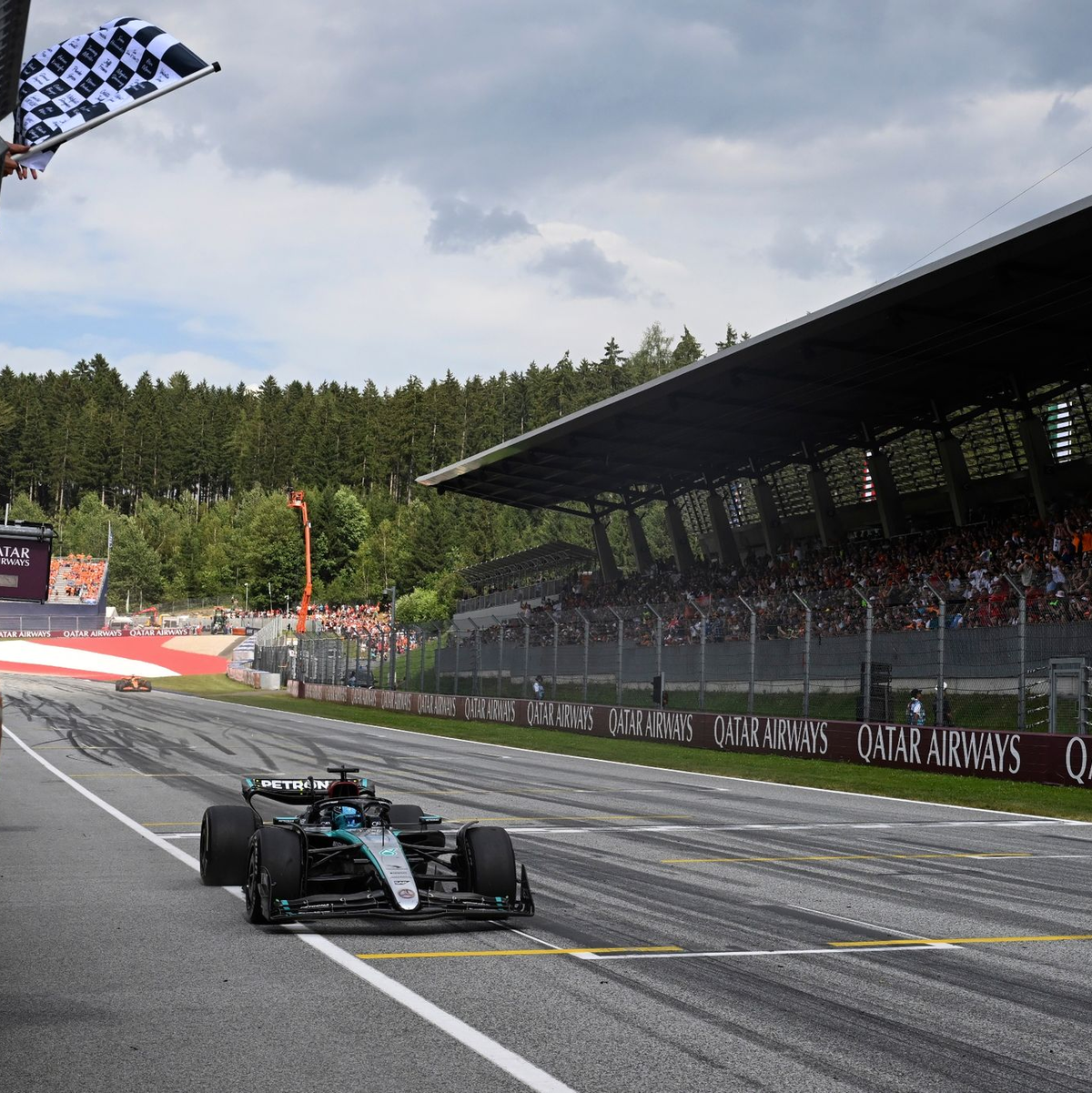 Mercedes-Pilot George Russell fährt in Spielberg als Erster über die Ziellinie. - Foto: Christian Bruna/Pool AP/dpa