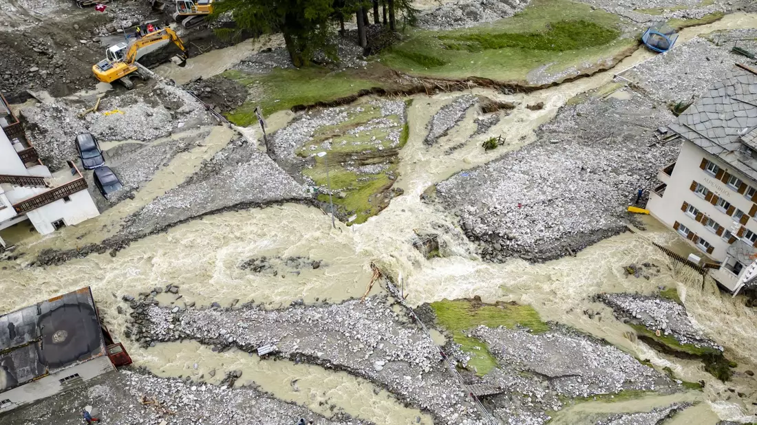 Massive Gewitter und Regenfälle führten in der Schweiz zu einer Überschwemmungssituation mit großflächigen Erdrutschen. - Bild: Jean-Christophe Bott/KEYSTONE/dpa