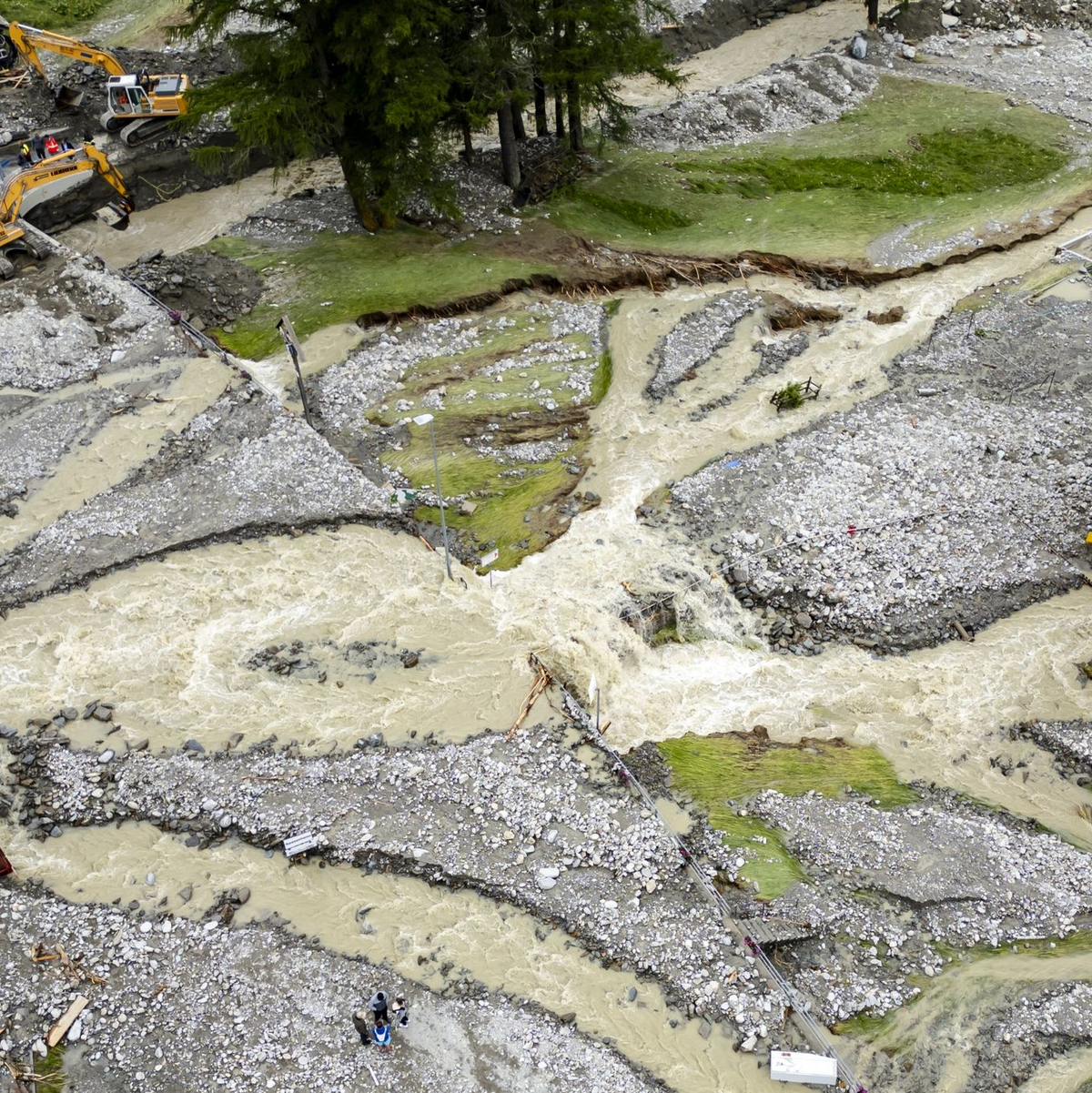 Massive Gewitter und Regenfälle führten in der Schweiz zu einer Überschwemmungssituation mit großflächigen Erdrutschen. - Foto: Jean-Christophe Bott/KEYSTONE/dpa