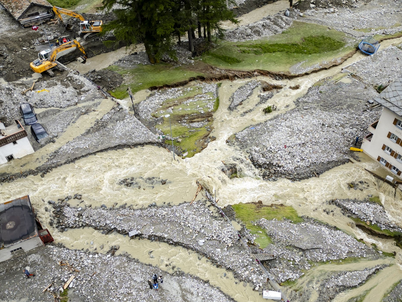 Massive Gewitter und Regenfälle führten in der Schweiz zu einer Überschwemmungssituation mit großflächigen Erdrutschen. - Foto: Jean-Christophe Bott/KEYSTONE/dpa