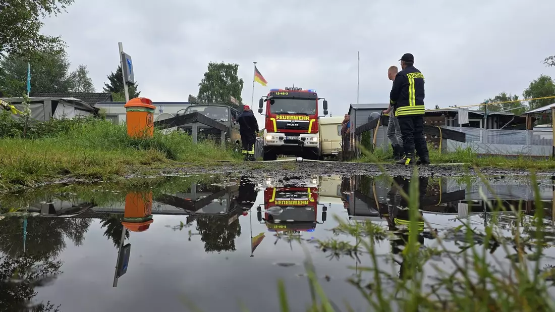 FW-OLL: Gemeinsam Stark im Regen: Erfolgreicher Einsatz im Zeltlager am Falkensteinse - Bild: presseportal.de