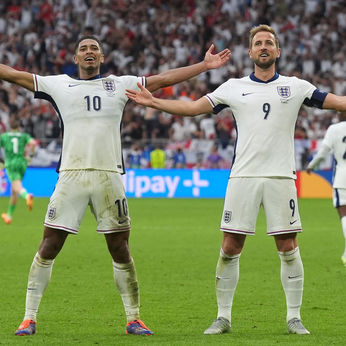 Jude Bellingham (l) und Harry Kane waren die Matchwinner für England gegen die Slowakei. - Foto: Marcus Brandt/dpa
