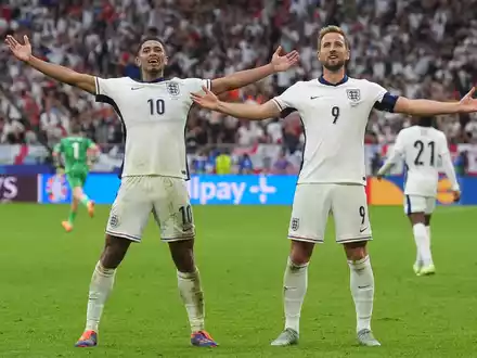 Jude Bellingham (l) und Harry Kane waren die Matchwinner für England gegen die Slowakei. - Foto: Marcus Brandt/dpa