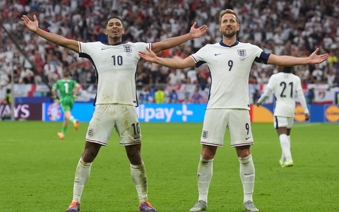 Jude Bellingham (l) und Harry Kane waren die Matchwinner für England gegen die Slowakei. - Foto: Marcus Brandt/dpa Jude Bellingham (l) und Harry Kane waren die Matchwinner für England gegen die Slowakei. - Foto: Marcus Brandt/dpa