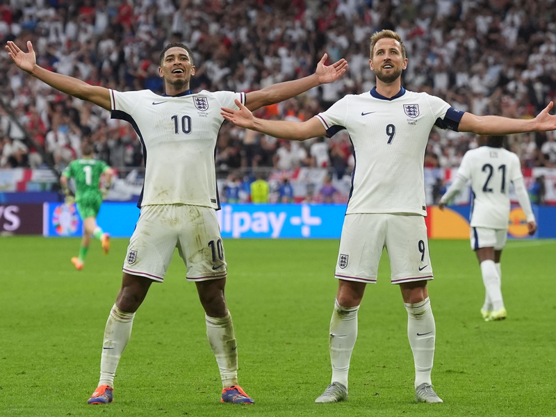 Jude Bellingham (l) und Harry Kane waren die Matchwinner für England gegen die Slowakei. - Foto: Marcus Brandt/dpa