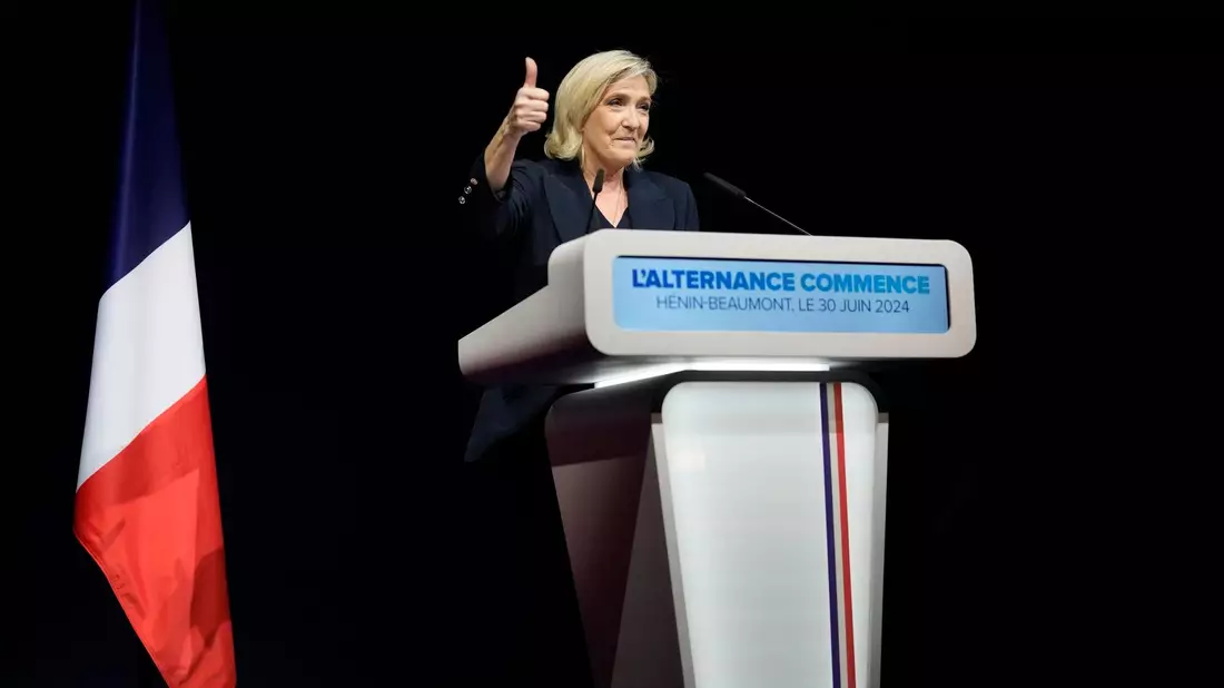 Daumen hoch: Die rechtsnationale französische Politikerin Marine Le zeigt sich nach der Veröffentlichung erster Hochrechnungen zufrieden. - Bild: Thibault Camus/AP/dpa