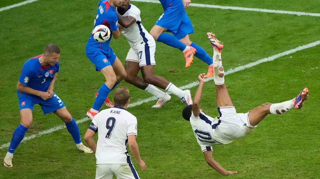 Der Fallrückzieher von Jude Bellingham (r) bewahrte England vor einer Blamage. - Bild: Ebrahim Noroozi/AP