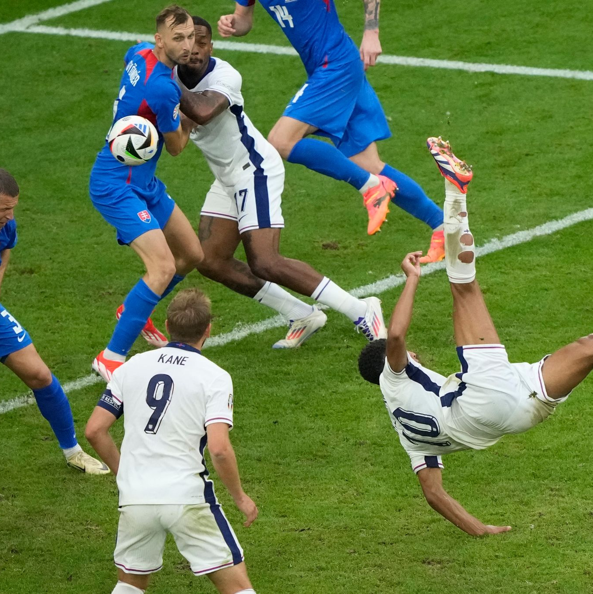 Der Fallrückzieher von Jude Bellingham (r) bewahrte England vor einer Blamage. - Foto: Ebrahim Noroozi/AP